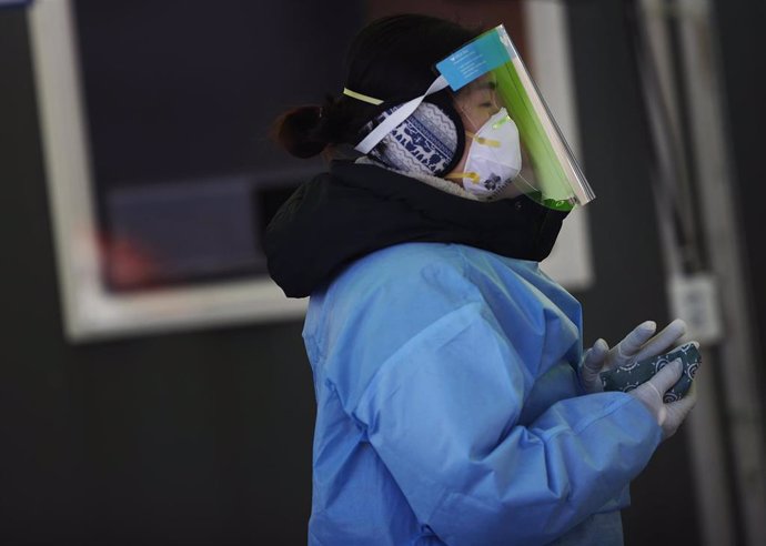 Archivo - Una trabajadora sanitaria de Corea del Sur durante la pandemia de coronavirus