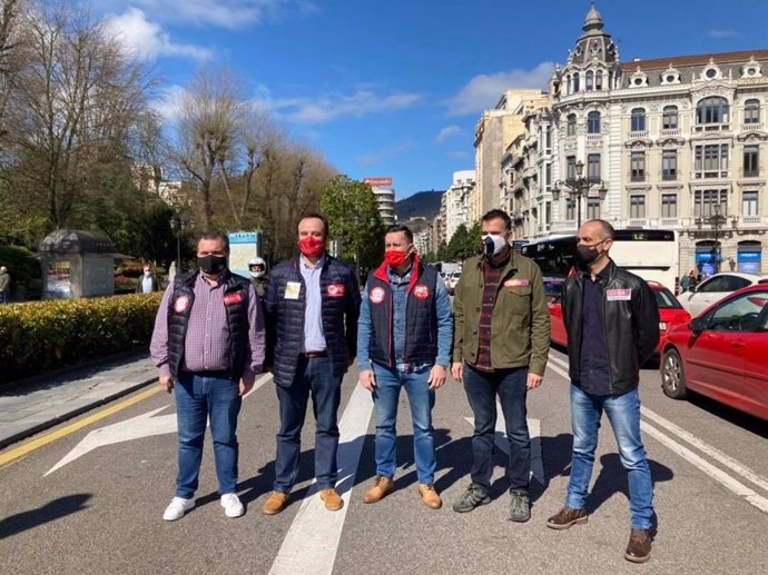 Dirigentes sindicales se manifiestan en Oviedo por el futuro de la industria asturiana