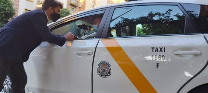 Beltrán Pérez conversa con un taxista.