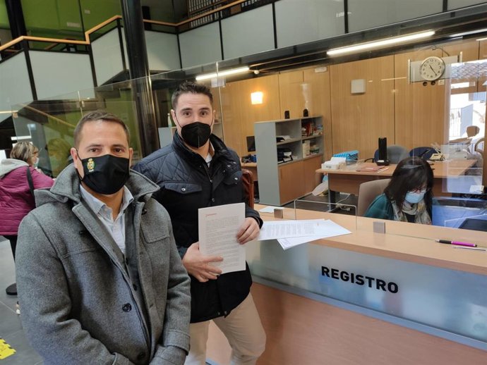 Los concejales de Cs en Caspe, Cristian Poblador y Ramón Repollés.