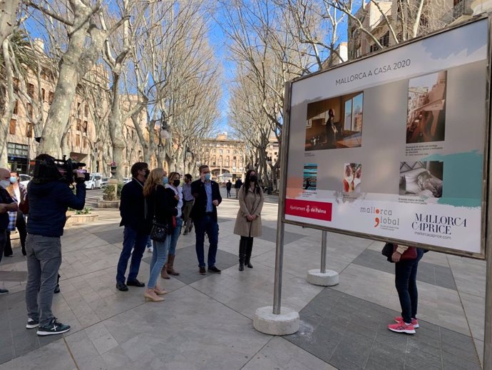 El alcalde de Palma, José Hila, inaugura la exposición de fotografías 'Mallorca a casa'.