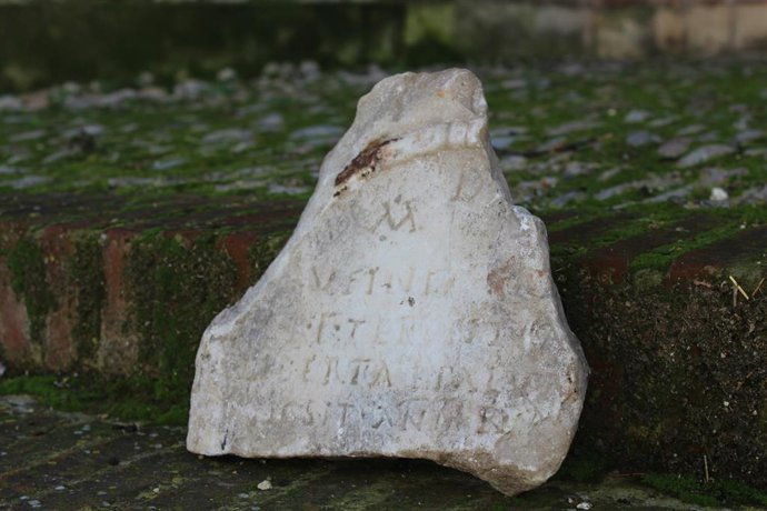 Lapida funararia donada por un vecino para el futuro Museo de Regina.