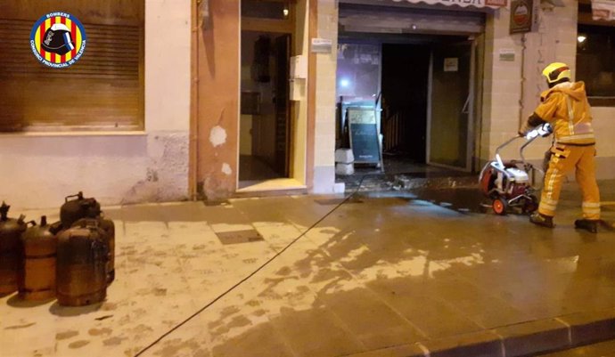Bomberos sofocan el incendio en un bar en Ontinyent