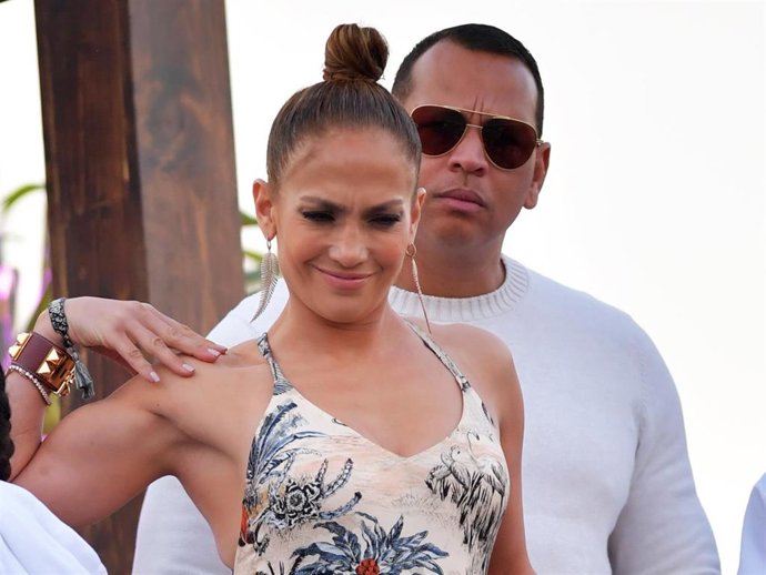 Jennifer Lopez and Alex Rodriguez along with their children Emme, Maximilian, Natasha and Ella watch as Mucho Gusto with Irad Ortiz Jr up wins the Pegasus World Cup at Gulfstream Park