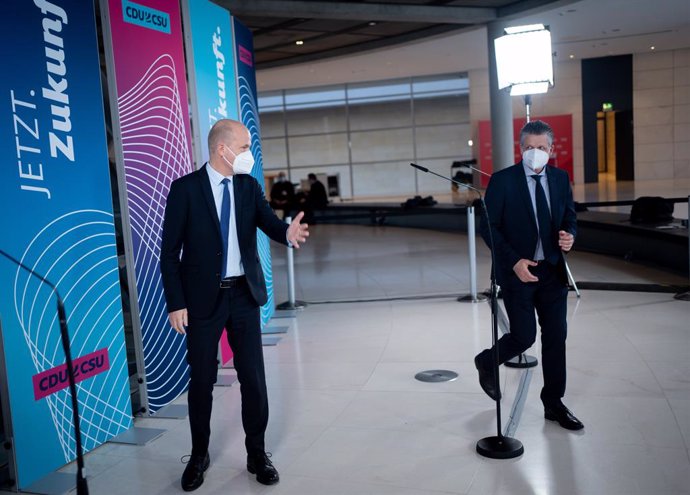 Archivo - 26 January 2021, Berlin: Ralph Brinkhaus (L), Chairman of the CDU/CSU parliamentary group in the Bundestag, and Thorsten Frei, deputy chairman of the CDU/CSU parliamentary group, leave after speaking to media representatives at the beginning o