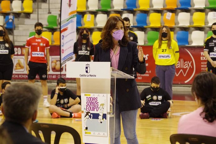 La consejera de Igualdad y portavoz del Gobierno, Blanca Fernández, presenta el comic.