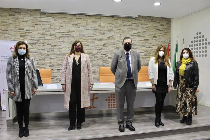 Firma convenio Amupema y CAF Málaga