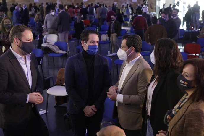 García Egea habla con Juanma Moreno (centro), observados por Adolfo Molina (izda.).