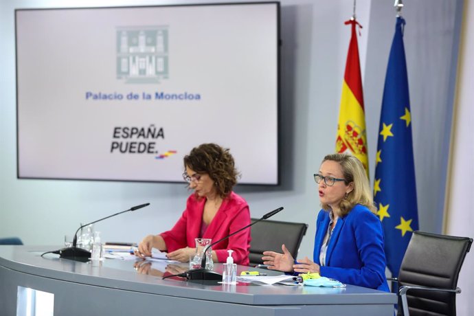 La ministra portavoz y ministra de Hacienda, María Jesús Montero (i); y la vicepresidenta tercera y ministra de Asuntos Económicos y Transformación Digital, Nadia Calviño.