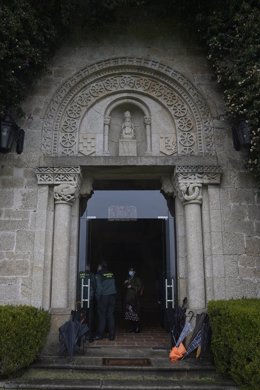 Archivo - Agentes de la Guardia Civil en la entrada del pazo de Meirás el día de su devolución al Estado, en Sada, A Coruña, Galicia, (España), a 10 de diciembre de 2020