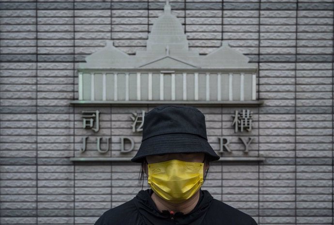 Un manifestant enfront de la Cort de Magistrats de West Kowloon on estan sent jutjats els activistes.