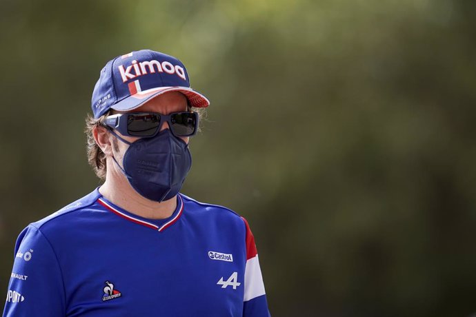 13 March 2021, Bahrain, Sakhir: Spanish Formula One driver Fernando Alonso of Alpine F1 Team arrives at the track before the start of day two of the 2021 Formula 1 Pre-Season testing at the Bahrain International Circuit. Photo: James Gasperotti/ZUMA Wir