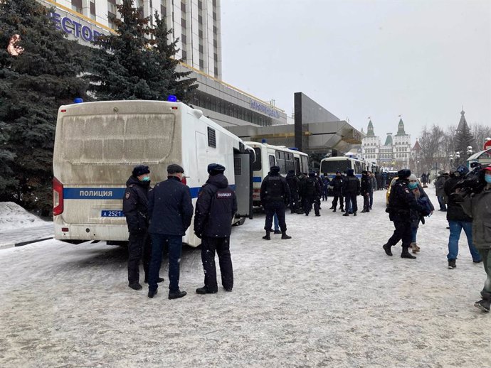 Policia russa enfront del lloc on se celebrava un acte de l'oposició a Moscou