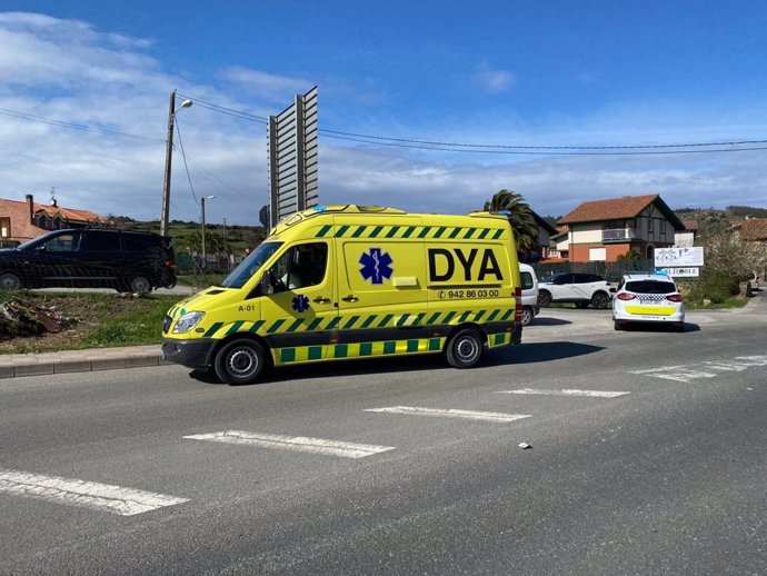 La ambulancia de la DYA y una patrulla de la Policía Local de Castro en el lugar del atropello