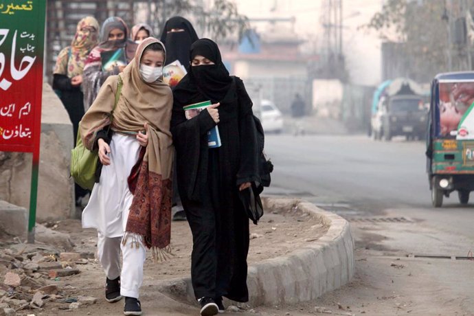 Mujeres estudiantes con burka y pañuelo en Pakistán