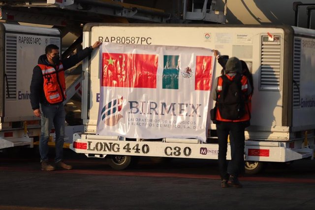 Cargamento de la vacuna contra el coronavirus Coronavac china a su llegada a México