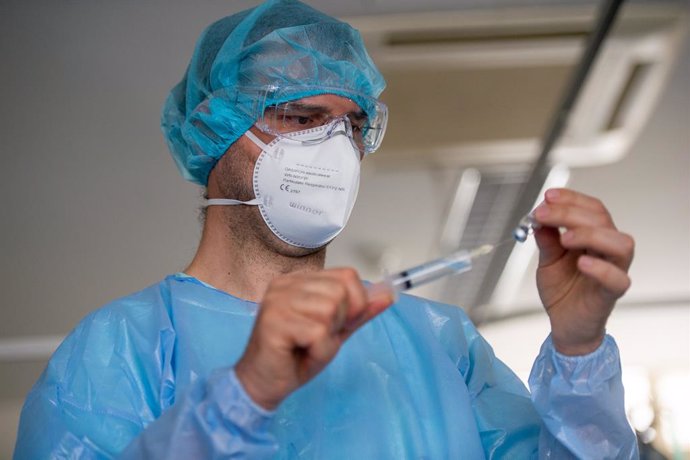 02 March 2021, Portugal, Lisbon: A nurse treats a COVID-19 patient. Portugal extended its coronavirus lockdown until 16 March 2021. Photo: Paulo Mumia/dpa