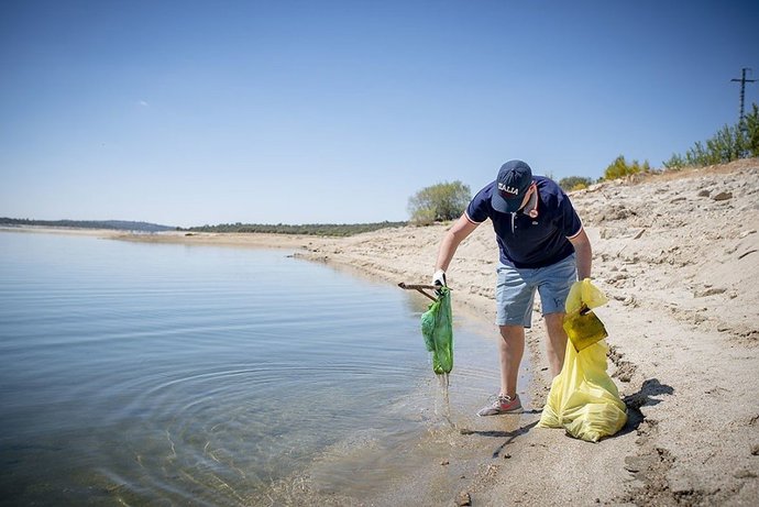Colectivos aragoneses recogen datos sobre la basuraleza de 27 puntos en ríos, embalses y pantanos de la región.