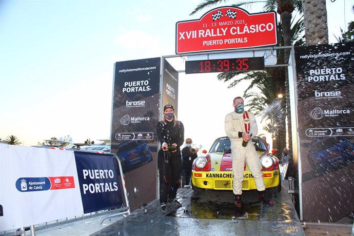 El piloto alemán Florian Feustel y su copiloto Christina Ettel celebran el campeonato del Rally Clásico Isla de Mallorca.