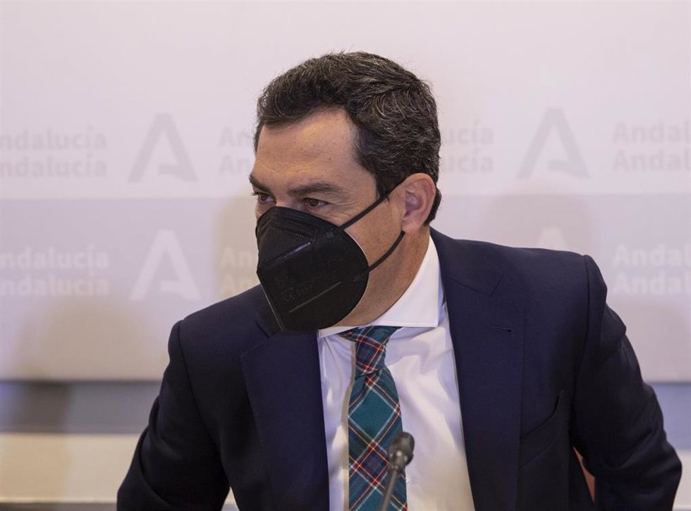 El presidente de la Junta, Juanma Moreno (c).