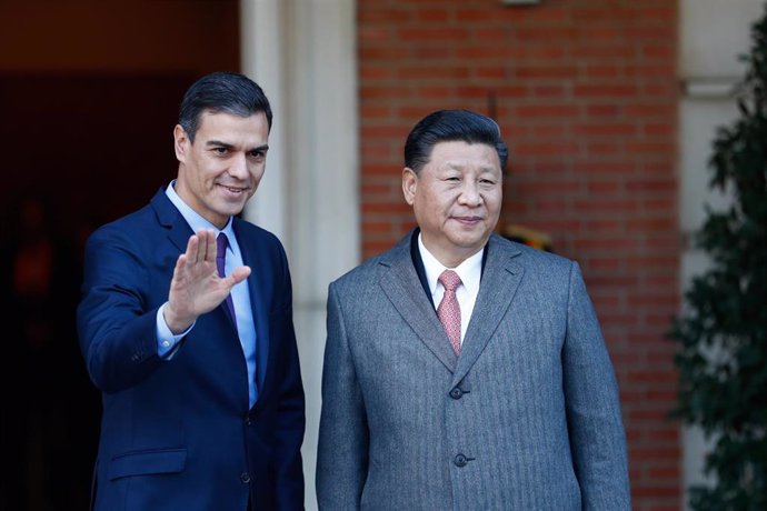 Archivo - El presidente del Gobierno, Pedro Sánchez, y el presidente chino, Xi Jinping