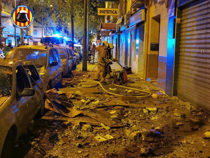 Escombros en la calle tras el incendio en la vivienda de Burjassot (Valencia)