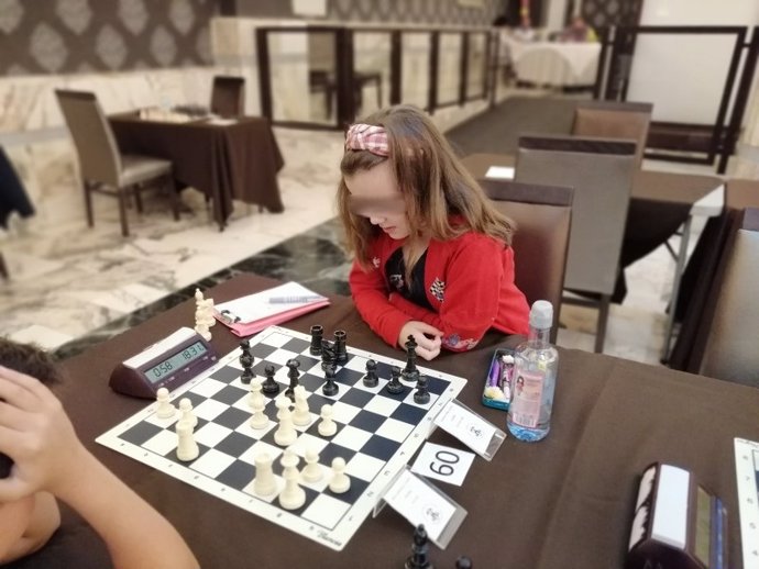 Archivo - Foto de archivo de una niña jugando al ajedrez