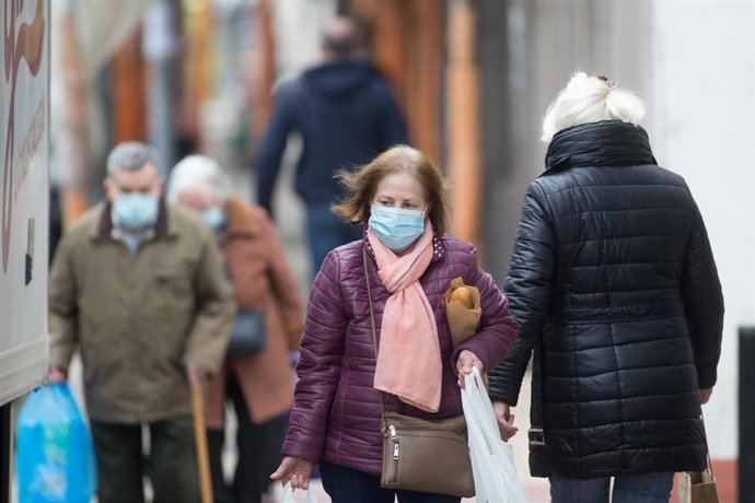 Varias personas caminan en el municipio de Guitiriz, Galicia (España), a 26 de febrero de 2021. Guitiriz junto con las localidades lucenses de A Pontenova, O Corgo se mantiene al margen de las medidas de la desescalada que desde hoy ha empezado a aplica