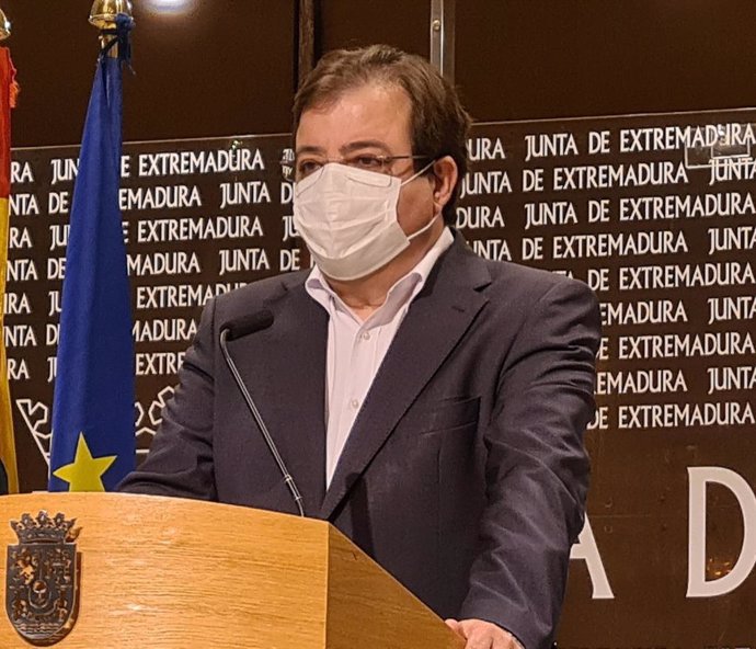 El presidente de la Junta, Guillermo Fernández Vara, en una rueda de prensa.