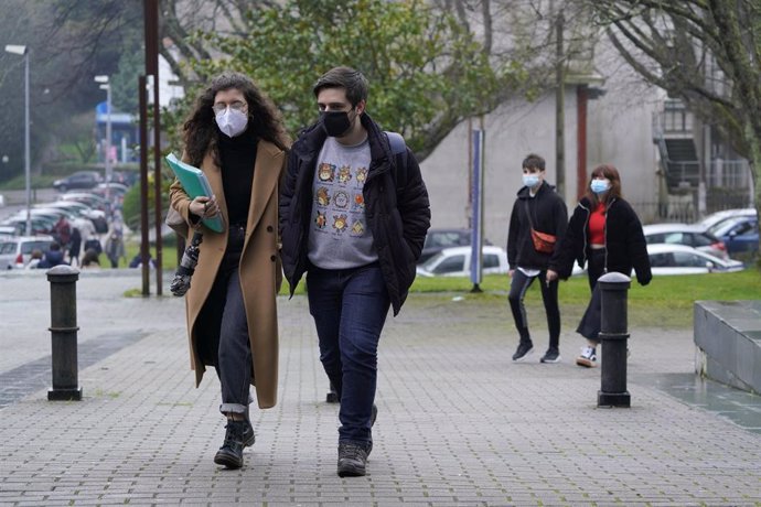 Alumnos a su llegada a la Facultad de Derecho durante el primer día en el que los estudiantes universitarios gallegos vuelven a las aulas, en Santiago de Compostela, A Coruña, Galicia, (España), a 1 de marzo de 2021. Las puertas de las universidades gal