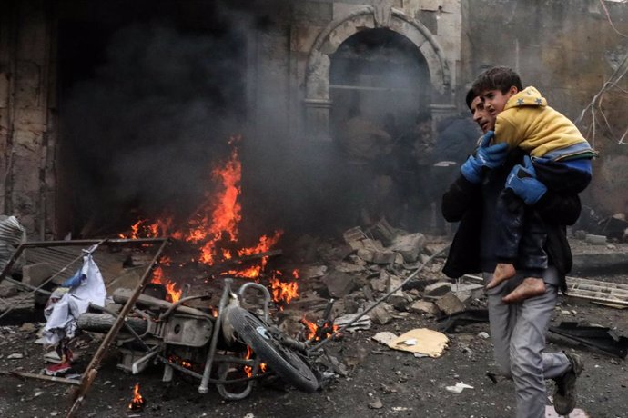 Archivo - Escenario de una explosión en la localidad siria de Azaz