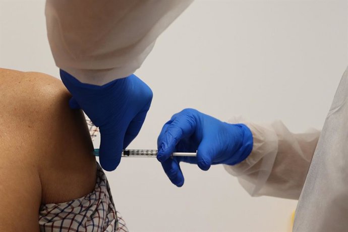 Archivo - Vacunación contra el COVID