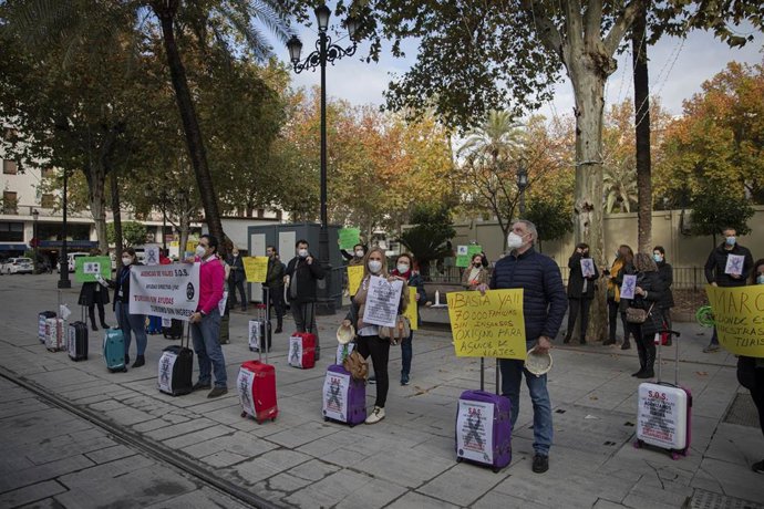 Archivo - Asociaciones representativas de las agencias de viajes y grupos de agentes concentrados en la Plaza Nueva para reclamar al Gobierno medidas para paliar las pérdidas de un sector que se considera "olvidado" por la Administración. En Sevilla (An