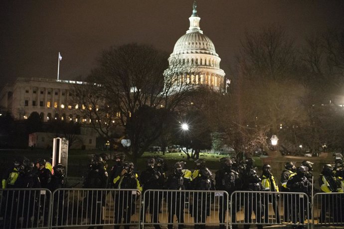 Archivo - Arxivo - Agents de la Policia enfront del Capitoli d'EUA durant l'assalt.