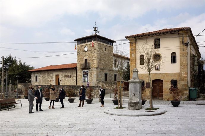 El consejero de Turismo, Javier López Marcano; el alcalde de Reocín, Pablo Diestro, y otras autoridades en la renovada plaza de Villapresente