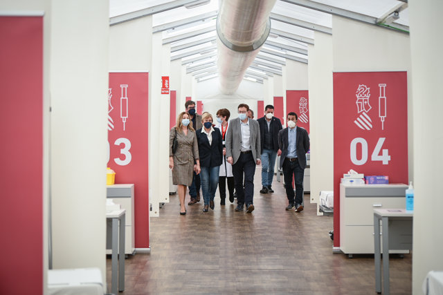 El Conseller de Educación, Vicent Marzà, el president de la Generalitat, Ximo Puig (3d), y la consellera de Sanidad, Ana Barceló, durante una visita al hospital auxiliar de La Fe, en València