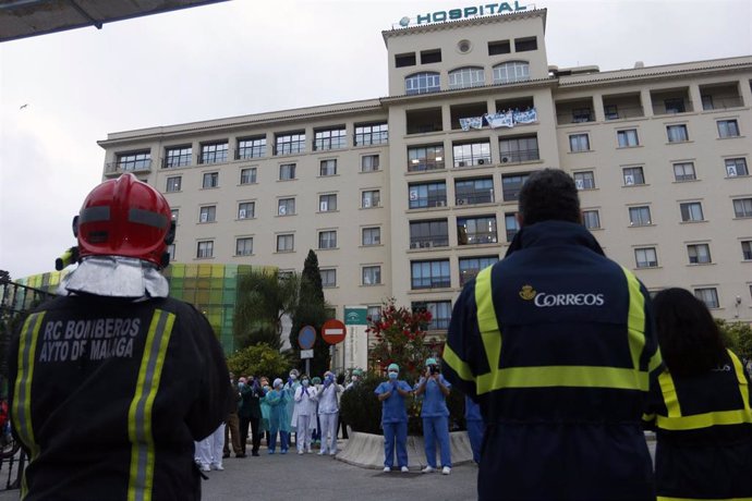 Archivo - Bomberos realizan junto a trabajadores de Correos el aplauso a los sanitarios, en la puerta principal del Hospital Regional de Málaga, por su trabajo que estan realizando dichos sanitarios, a causa de la pandemia sufrida por el COVID-19. Málag