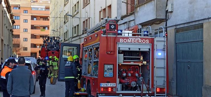 Bomberos de la DPH rescatan a cuatro personas del interior de una vivienda incendiada en Barbastro.