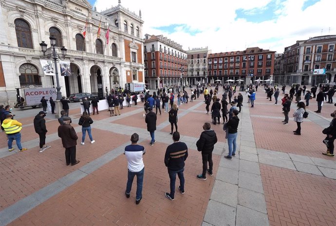Varias personas participan en una concentración por la reactivación de la cultura, en Valladolid.