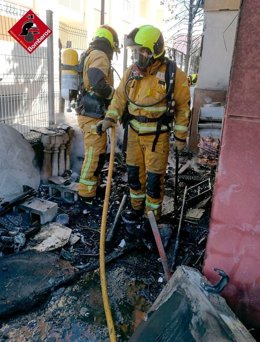 Bomberos sofocan un incendio en un bungalow en Orihuela
