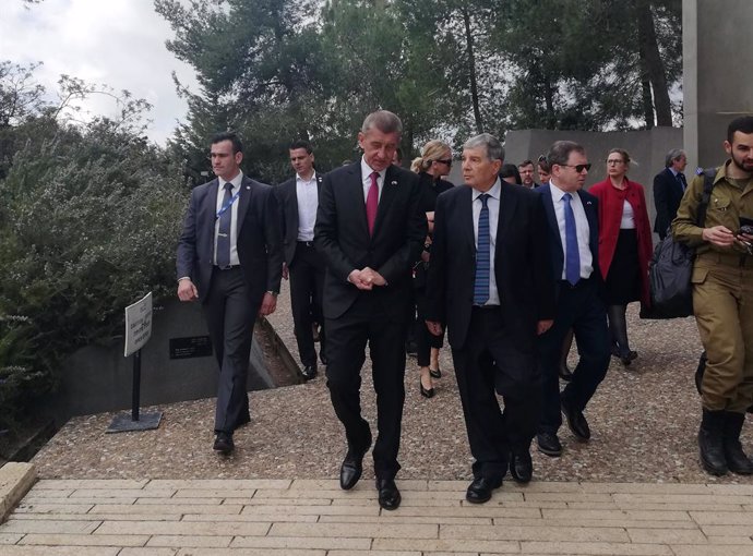 Archivo - 20 February 2019, ---, Jerusalem: Czech Prime Minister Andrej Babis (C) visits Yad Vashem, Israel's official memorial to the victims of the Holocaust. Photo: Eli?ka Naegele/CTK/dpa