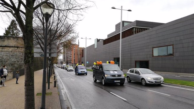 Caravana de vehículos de Pamplona para reclamar la fijeza para los trabajadores públicos en "abuso de temporalidad"