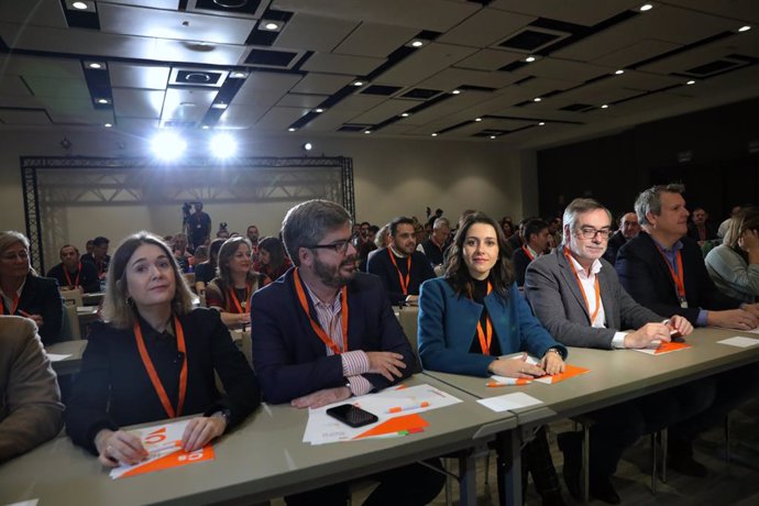 Archivo - La presidenta de Ciudadanos, Inés Arrimadas, durante una reunión del Consejo General del partido en 2019, sentada junto al entonces secretario de Organización, Fran Hervías.