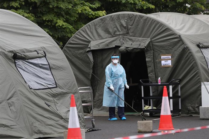 Archivo - Una trabajadora médica en Irlanda durante la pandemia de coronavirus