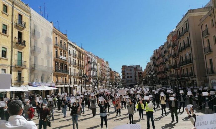 Unes 120 persones afins a Vox es concentren a Tarragona