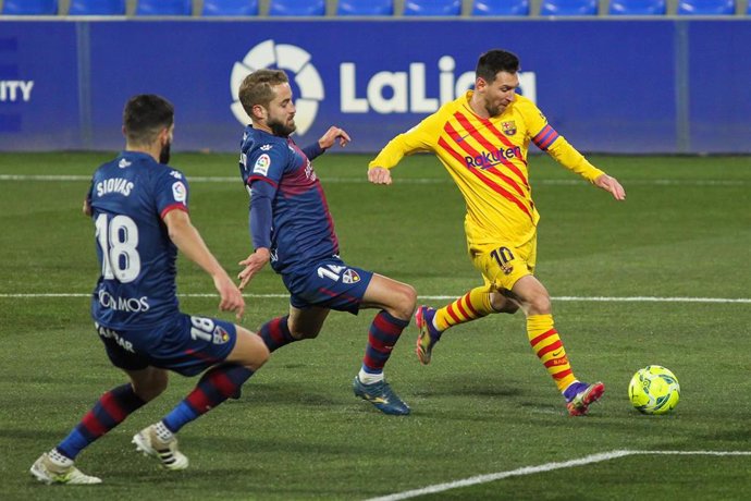 Archivo - Messi ante Siovas y Pulido en el Huesca-Barcelona de la primera vuelta