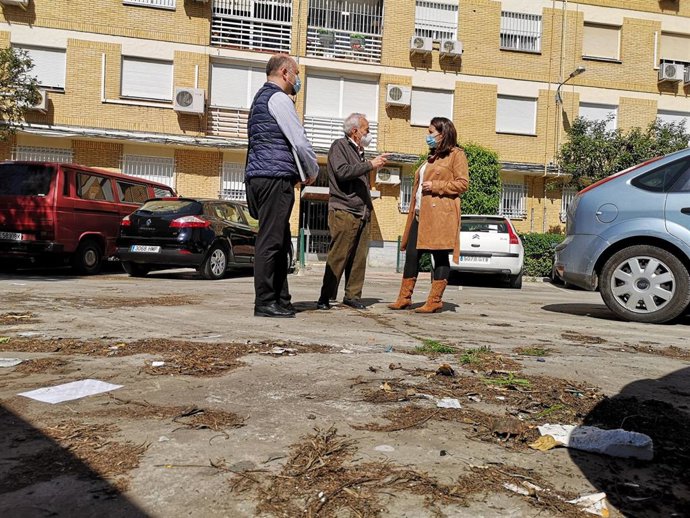 La concejal de Cs en el Ayuntamiento de Sevilla, Amelia Velazquez, visita la barriada de Santa María de Ordás.