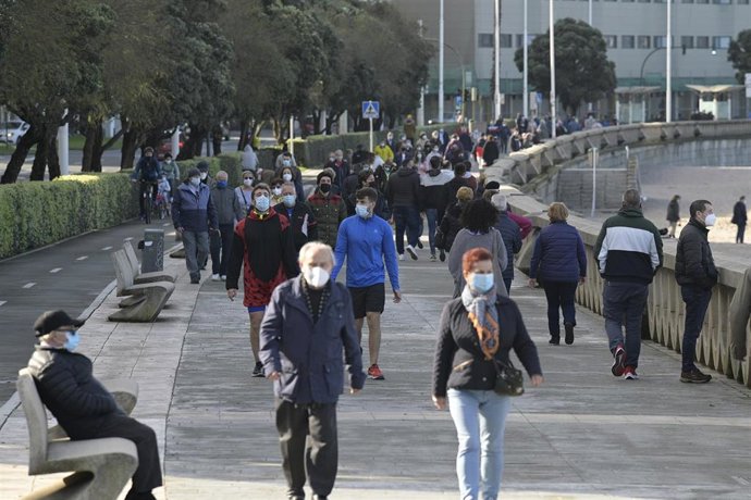 Varias personas disfrutan de un día de primavera anticipada con temperaturas de 20C de máxima y 11C de mínima en el Paseo Marítimo de la playa del Orzán en A Coruña