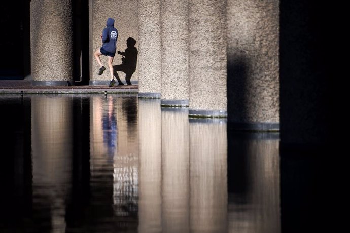 Archivo - 25 January 2021, United Kingdom, London: A man performs some outdoor exercise at the Barbican Estate during England's third national lockdown, imposed to curb the spread of coronavirus. Photo: Victoria Jones/PA Wire/dpa