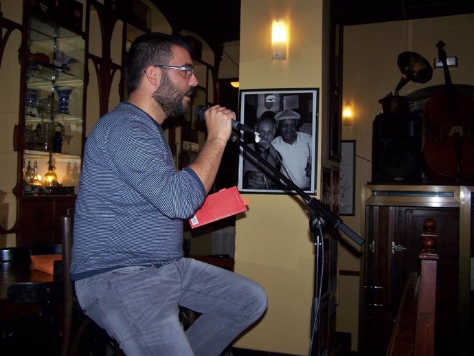Archivo - Natxo Vidal recitando hace varias temporadas en el mítico Café Zalacaín 